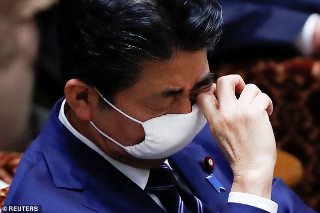 Thủ tướng Nhật Bản Shinzo Abe đối mặt với sức ép tuyên bố tình trạng khẩn cấp toàn quốc