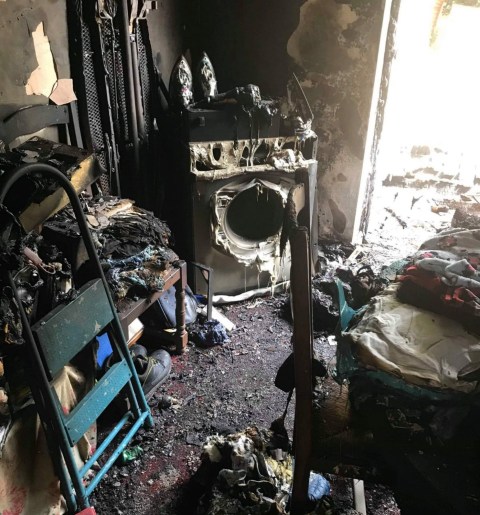 Vụ hỏa hoạn đã khiến ngôi nhà gần như bị thiêu rụi hoàn toàn.