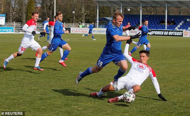 Sau khi Belarus ghi nhận 1 ca tử vong vì Covid-19, người hâm mộ đã kêu gọi tẩy chay giải VĐQG để ở nhà tự cách ly