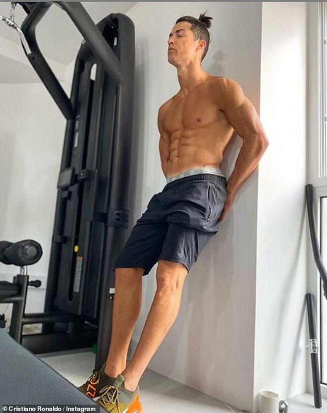 Ronaldo cởi trần khoe cơ bụng 6 múi tuyệt đẹp khi tập gym tại căn biệt thự ở Madeira tránh dịch Covid-19