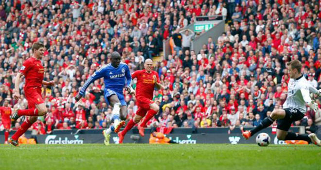 Demba Ba trừng phạt sai lầm của Gerrard trên sân Anfield 6 năm trước