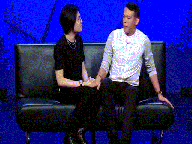 Cựu thủ môn ĐT Việt Nam gây sốc cưỡng hôn sao nam trên sóng truyền hình
