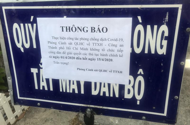 Thông báo được dán trước Phòng Cảnh sát QLHC về TTXH, Công an TP.HCM. Ảnh: L.THOA