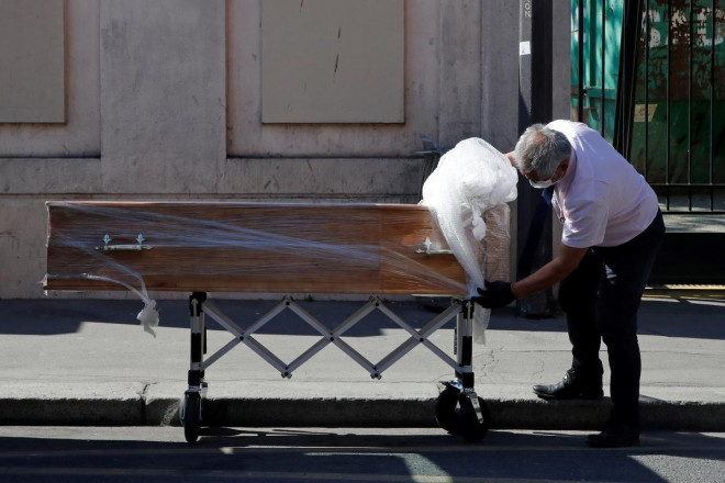 Một quan tài được chuyển đến viện dưỡng lão ở Pháp. Ảnh: Reuters