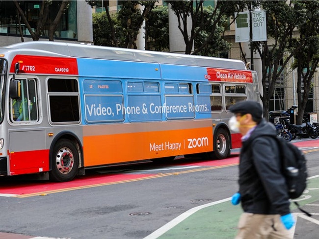 Trước khi thành lập Zoom, Eric Yuan là phó chủ tịch của Cisco Systems. Ông từng làm việc cho một công ty chuyên cung cấp dịch vụ hội nghị truyền hình khác có tên WebEx, được Cisco mua lại vào năm 2007.