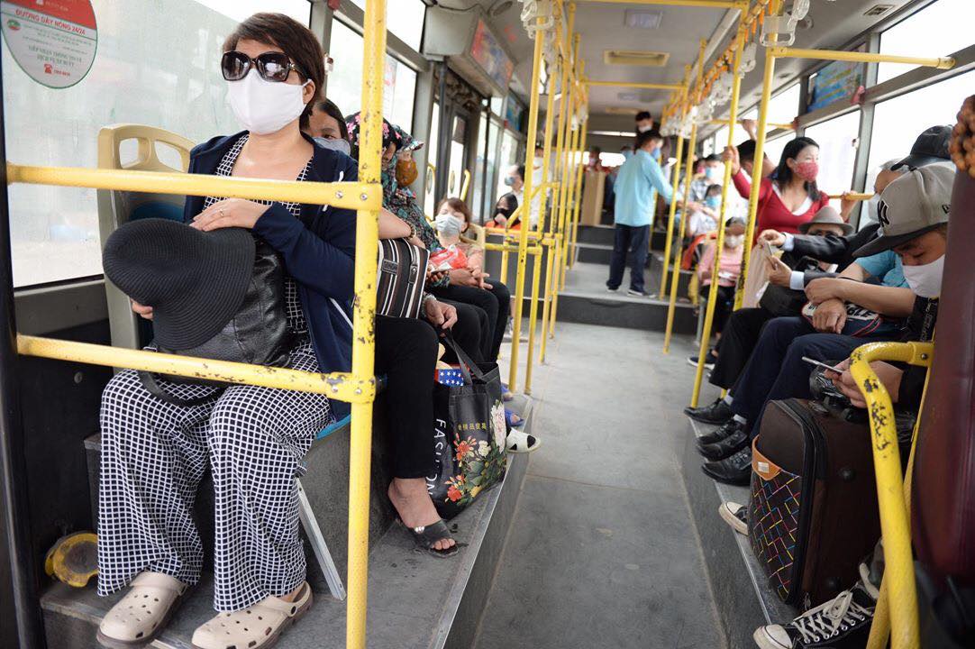 Tổng công ty Vận tải Hà Nội đã chuẩn bị sẵn sàng 100 xe buýt để đưa người dân hết hạn cách ly tập trung về địa phương. Ảnh minh hoạ