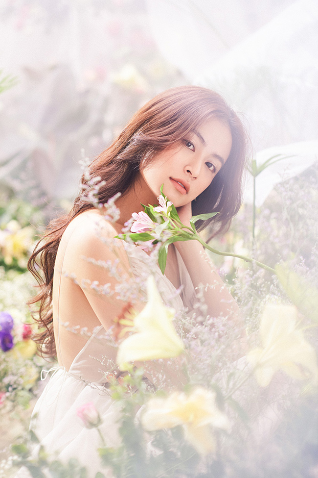Hoàng Thùy Linh trở lại với âm nhạc sau 2 năm im ắng bằng MV “Fall In Love”, phát hành tối 16/10/2018.