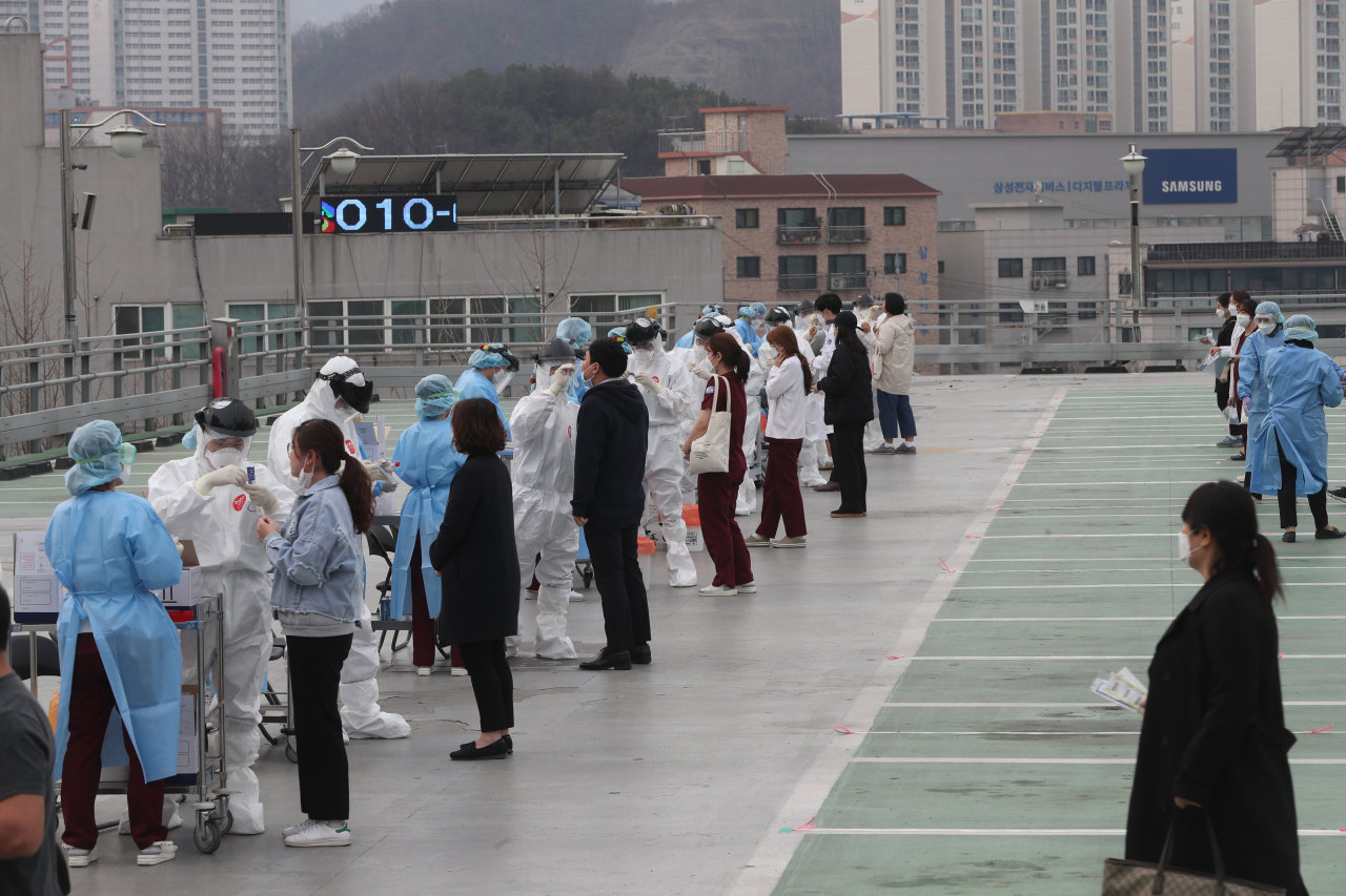Hàn Quốc là nước thứ 2 ở châu Á có tổng số ca nhiễm Covid-19 vượt mức 10.000. Ảnh: Yonhap