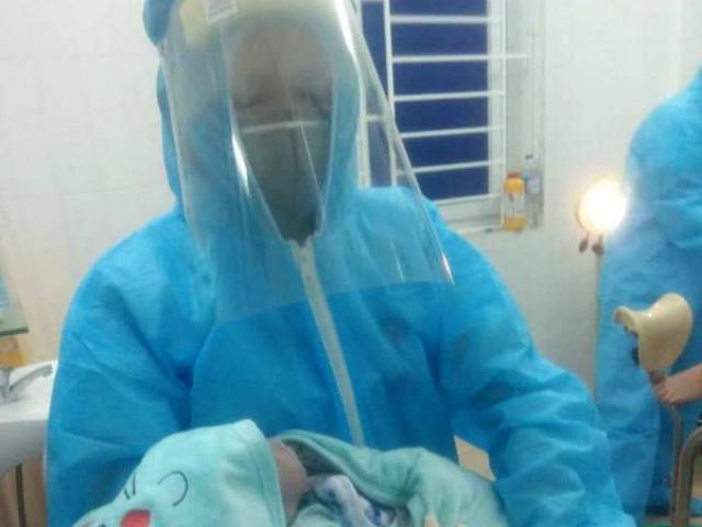Bác sĩ giúp sản phụ sinh bé trai ngay trong phòng cách ly dịch Covid-19