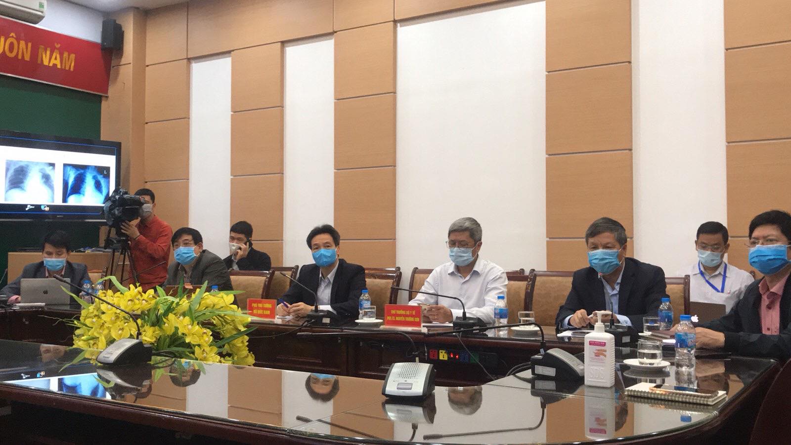 &nbsp;Phó Thủ tướng Vũ Đức Đam, Thứ trưởng Bộ Y tế Nguyễn Trường Sơn cùng các chuyên gia tại điểm cầu Bộ Y tế. (Ảnh: Thái Bình)