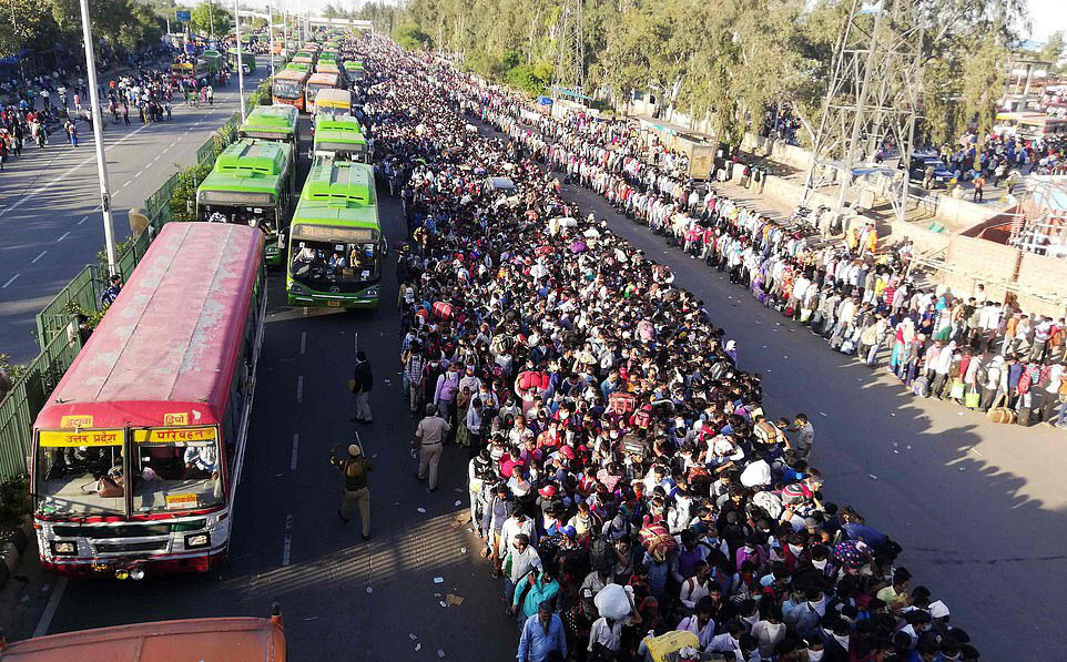 Hàng trăm nghìn người Ấn Độ đang từ thành phố đổ về quê, bất chấp lệnh phong tỏa (ảnh: CNN)