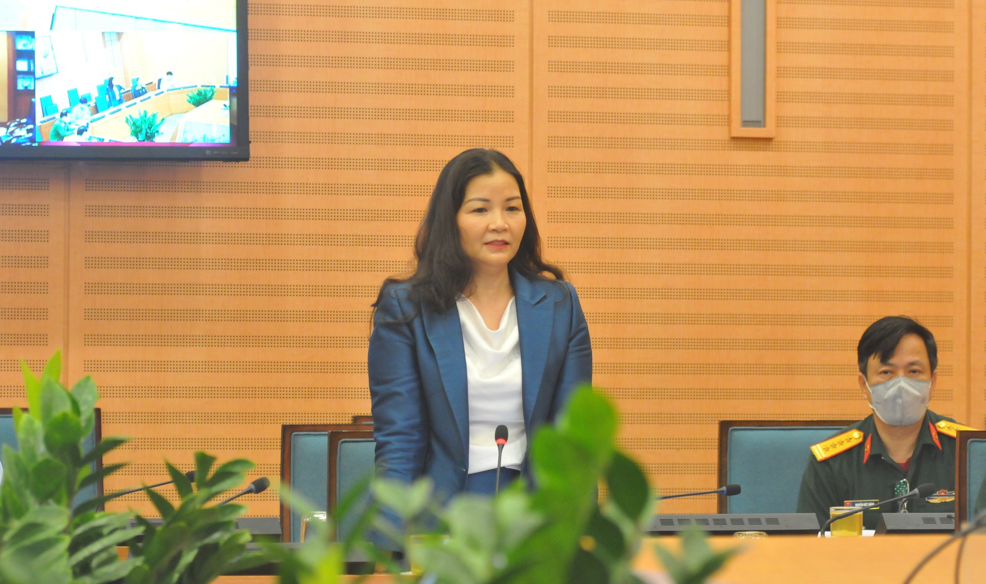 Phó Giám đốc Sở Công thương,&nbsp;Trần Thị Phương Lan&nbsp;báo cáo tại cuộc họp phòng, chống dịch Covid-19 tại Hà Nội chiều 3/4.