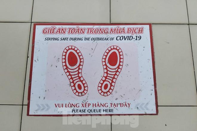 Siêu thị ở Hà Nội dán miếng dấu chân, giữ khoảng cách tối thiểu 2m - 3