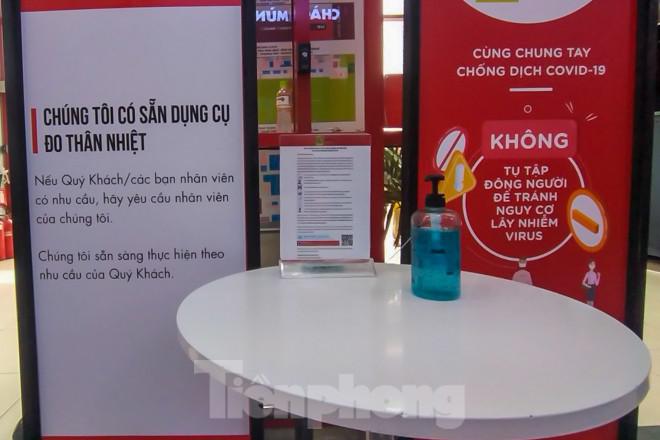 Ngoài ra, các lọ dung dịch gel rửa tay khô xuất hiện khắp các siêu thị