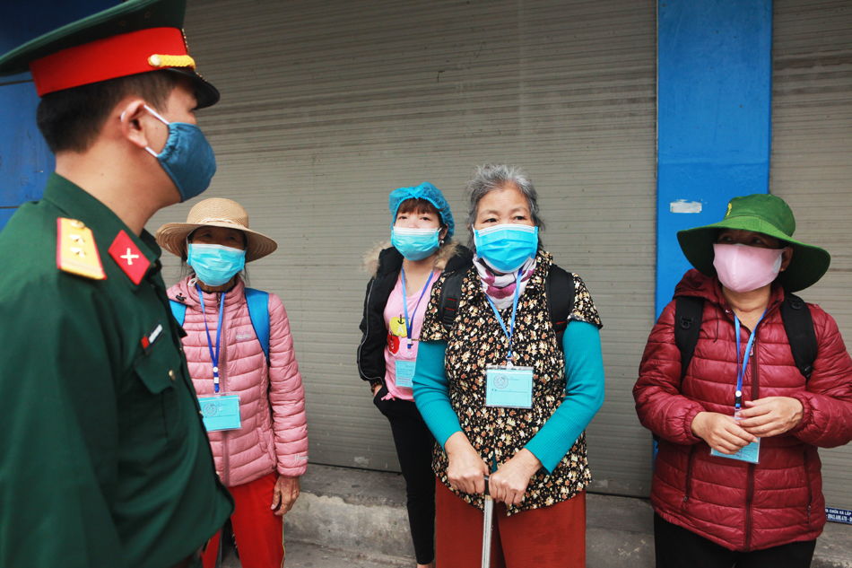 Đồng chí Phạm Đức Giang, ban chỉ huy quân sự quận Hai Bà Trưng cho biết: "Công việc đưa đón bệnh nhân từ 6h30 sáng đến khoảng 19h. Hằng ngày phối hợp với an ninh phường, nhân viên y tế đưa đón bệnh nhân an toàn, ai yếu không đi được chúng tôi dìu đi".