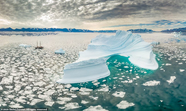 Những tảng băng trôi khổng lồ ở ngoài khơi bờ biển Greenland.