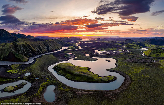 Những hồ nước nhỏ tô điểm cho đồng cỏ rồng lớn tại vùng Cao nguyên ở Iceland.