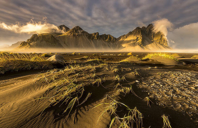 Vẻ đẹp hùng vĩ của đỉnh núi Vestrahorn, cao 454 m, ở đông nam Iceland.