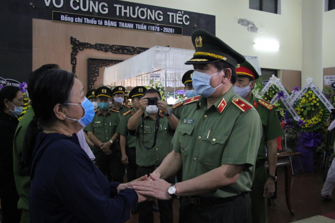 Thiếu tướng Vũ Xuân Viên động viên người nhà thiếu tá Đặng Thanh Tuấn