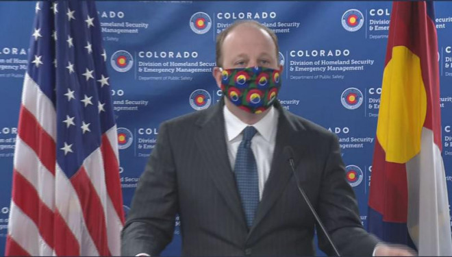 Thống đốc bang Colorado (Mỹ) - ông Jared Polis đeo khẩu trang và khuyên người dân đeo khẩu trang khi ra ngoài, trong cuộc họp báo ngày 3-4 về COVID-19. Ảnh: TWITTER