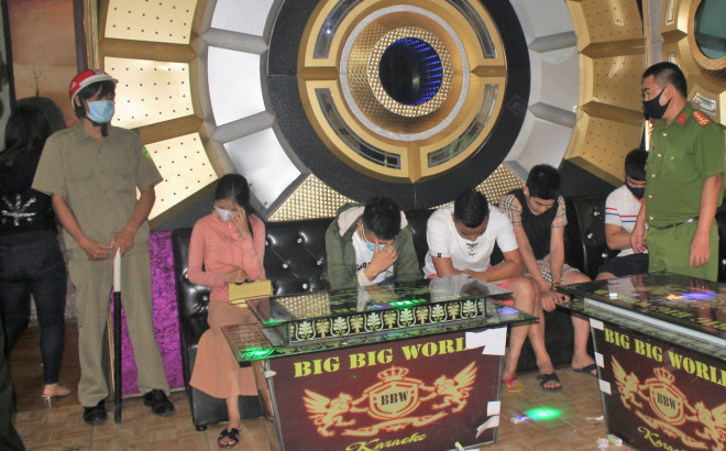 11 nam nữ dùng ma túy trong quán karaoke Big Big World