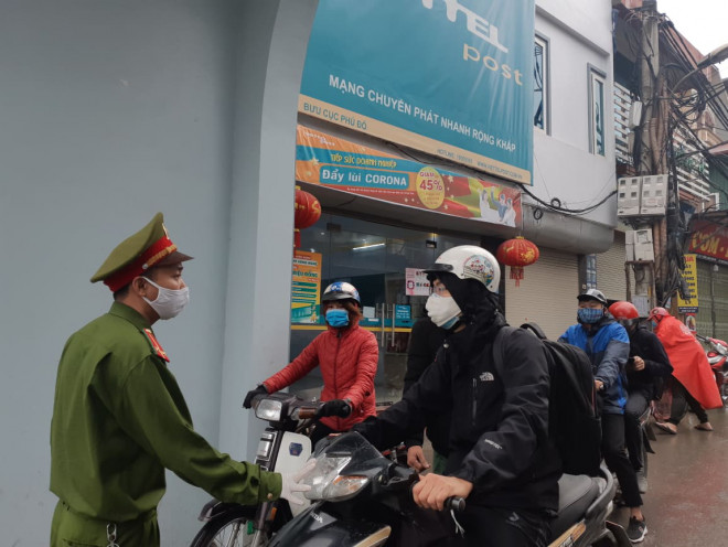 Công an phường tiến hành dừng xe để kiểm soát người ra vào phường - Ảnh: Văn Duẩn (chụp tại phường Phú Đô, quận Nam Từ Liêm, TP Hà Nội)