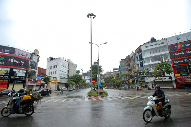 Ngay ngã tư Nguyễn Phong Sắc và Trần Thái Tông, chỉ còn ít người ra đường, đa số những người buôn bán lương thực, thực phẩm.