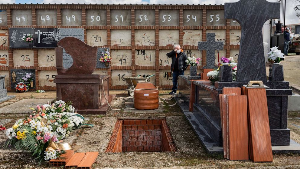 Một buổi lễ chôn cất nạn nhân dịch Covid-19 tại Tây Ban Nha (ảnh: ABC News)