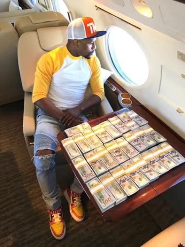 Floyd Mayweather Jr (người Mỹ) thường có những màn khoe tiền gây choáng với cư dân mạng. Ngay cả giữa lúc cả thế giới đang phòng Covid-19 vừa qua, anh cũng lên livestream khoe tiền gây xôn xao và nhiều ý kiến chỉ trích.