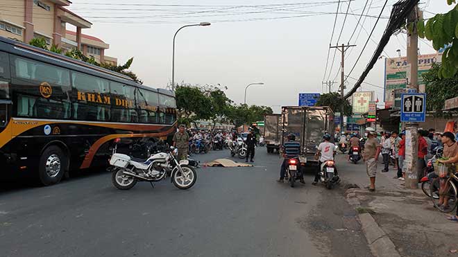 Hiện trường vụ tai nạn giao thông khiến một người tử vong trên đường Nguyễn Ảnh Thủ (đoạn giáp quận 12 và huyện Hóc Môn) hôm 17/3.