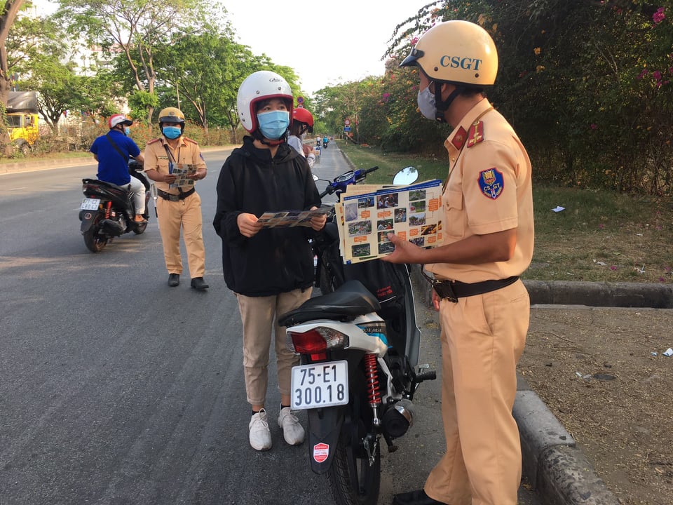 PC08 cũng phát tờ rơi tuyên truyền an toàn giao thông và phòng, chống dịch Covid-19