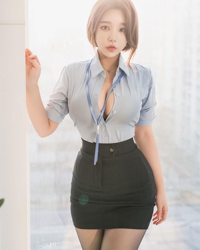 Zzyuri đang trở thành cái tên gây chú ý trên mạng xã hội Hàn Quốc khi được đặt cho biệt danh "cô nhân viên văn phòng nóng bỏng", "cô thư ký nóng bỏng". 