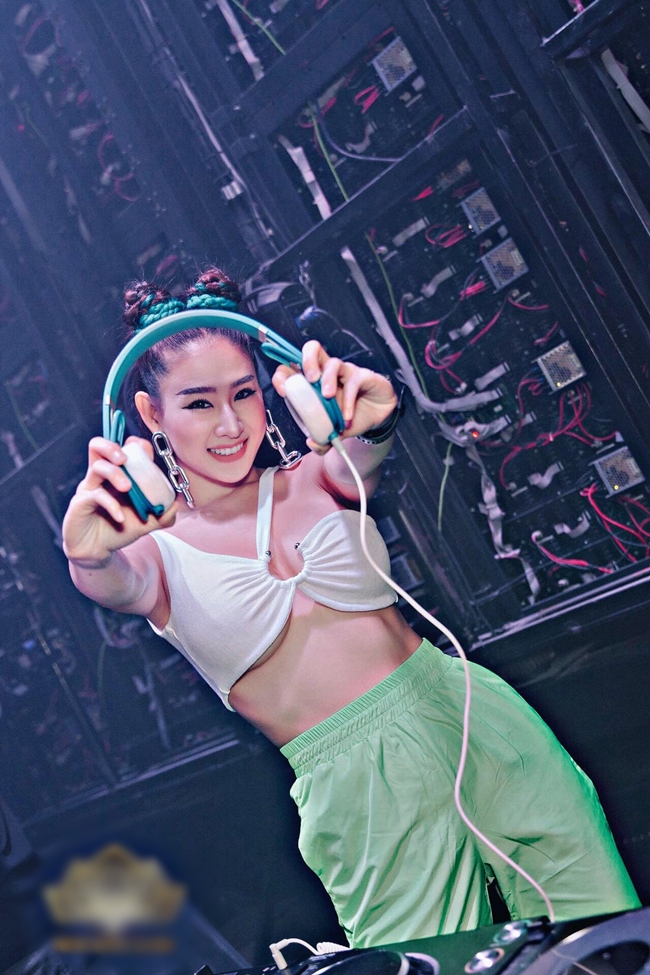 Oxy (Cù Thị Ngọc) được biết đến là DJ sexy nhất showbiz Việt. Vào nghề từ năm 16 tuổi, cô có nhiều kinh nghiệm và đạt được nhiều thành tựu trong nghề "quay đĩa". Dù vậy, mỹ nhân An Giang cũng không tránh khỏi những tai nạn khi diễn quán bar.