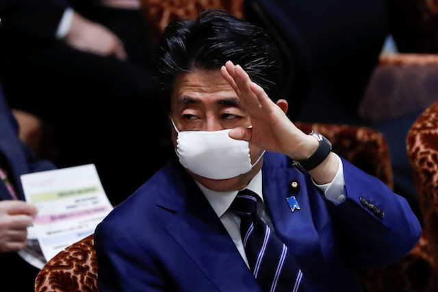 Chính phủ của Thủ tướng Nhật Bản Abe Shinzo có kế hoạch phát miễn phí thuốc điều trị Covid-19 cho nhiều nước. Ảnh: Reuters