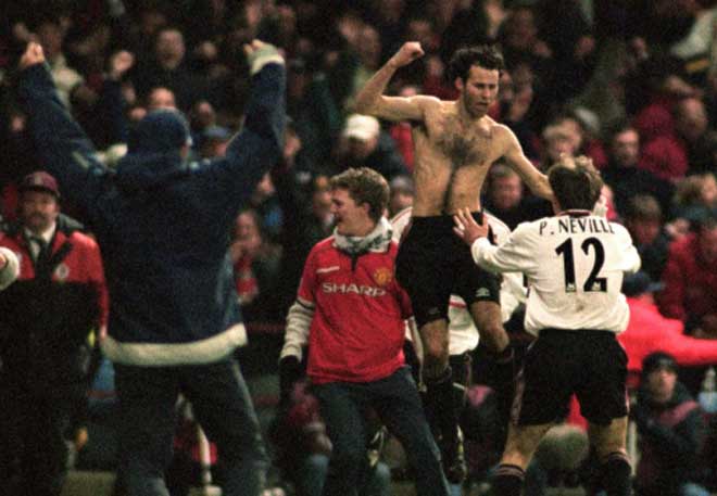 Giggs ăn mừng điên dại bàn thắng vào lưới Arsenal năm 1999