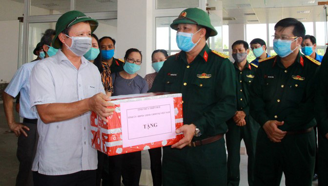 Ông Lê Trường Lưu (áo trắng) đi thăm và tặng quà đội ngũ làm công tác hậu cần khu cách ly ở Thừa Thiên - Huế