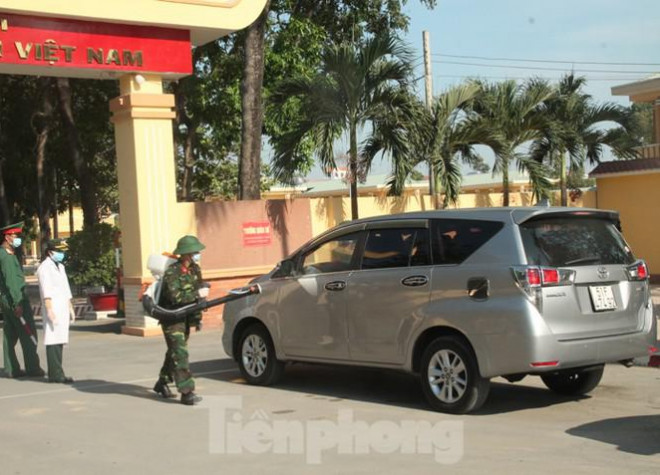 Các phương tiện vào đón người được khử trùng