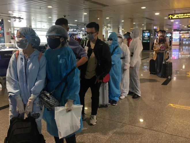 Hành khách chờ kiểm tra thủ tục để lên máy bay trong Ga quốc nội Cảng hàng không Tân Sơn Nhất. Ảnh: HL