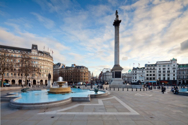 Quảng trường Trafalgar, Anh: Một đồn cảnh sát bí mật được xây dựng giống cột đèn ở quảng trường Trafalgar. Đồn cảnh sát nhỏ nhất ở thành phố London được lắp đặt vào năm 1926, để cảnh sát có thể tiếp cận gần các cuộc biểu tình thường xuyên xảy ra ở đây. Ngày nay, nó được sử dụng làm nơi chứa đồ dọn vệ sinh.
