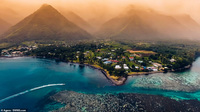 Khung cảnh bình minh tuyệt đẹp trên đảo Teahup&#39;o&#39; tại quần đảo Polynesia thuộc Pháp.
