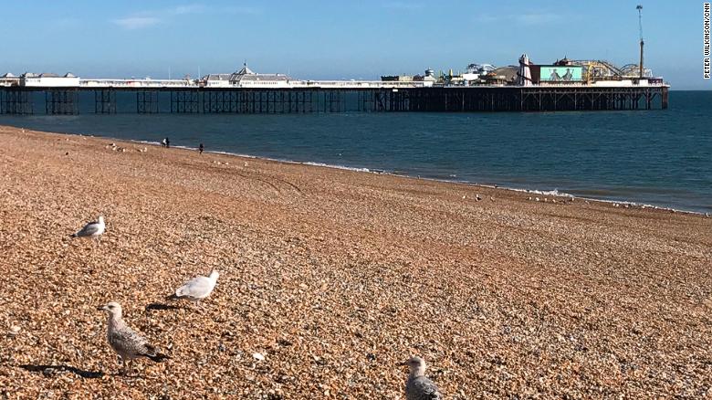 Bãi biển nổi tiếng ở Brighton, Anh, vắng lặng trong ngày cuối tuần 4.4.