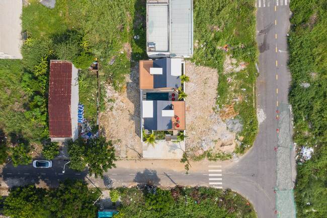 Vì vậy, họ đã quyết định xây dựng hai ngôi nhà nhỏ riêng biệt trên mảnh đất này. Một sẽ sẵn sàng cho họ chuyển đến ở bất cứ khi nào họ đến Việt Nam và một sẽ được cho thuê với giá là 2000 USD mỗi tháng.