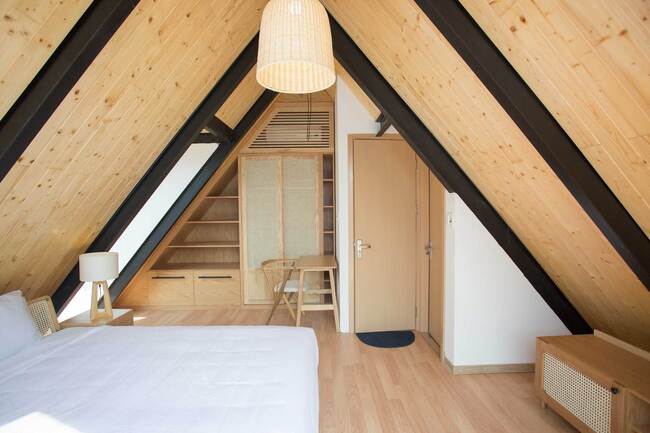 Thiết kế gỗ cách nhiệt giúp phòng ngủ không hề bị quá nóng dù thiết kế ở phần áp mái.
