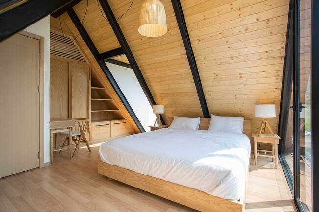 Thiết kế ô kính giúp phòng ngủ vừa có thể để nghỉ ngơi vừa có thể làm nơi tận dụng ánh sáng tự nhiên để đọc sách.