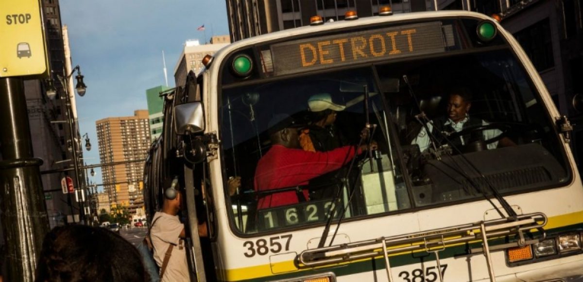 Detroit đã cấm người dân lên xe bus bằng cửa trước (ảnh: ABC News)