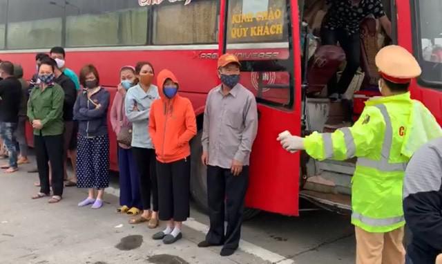 CSGT kiểm tra ô tô khách chở 30 người từ Sài Gòn ra Hà Nội.