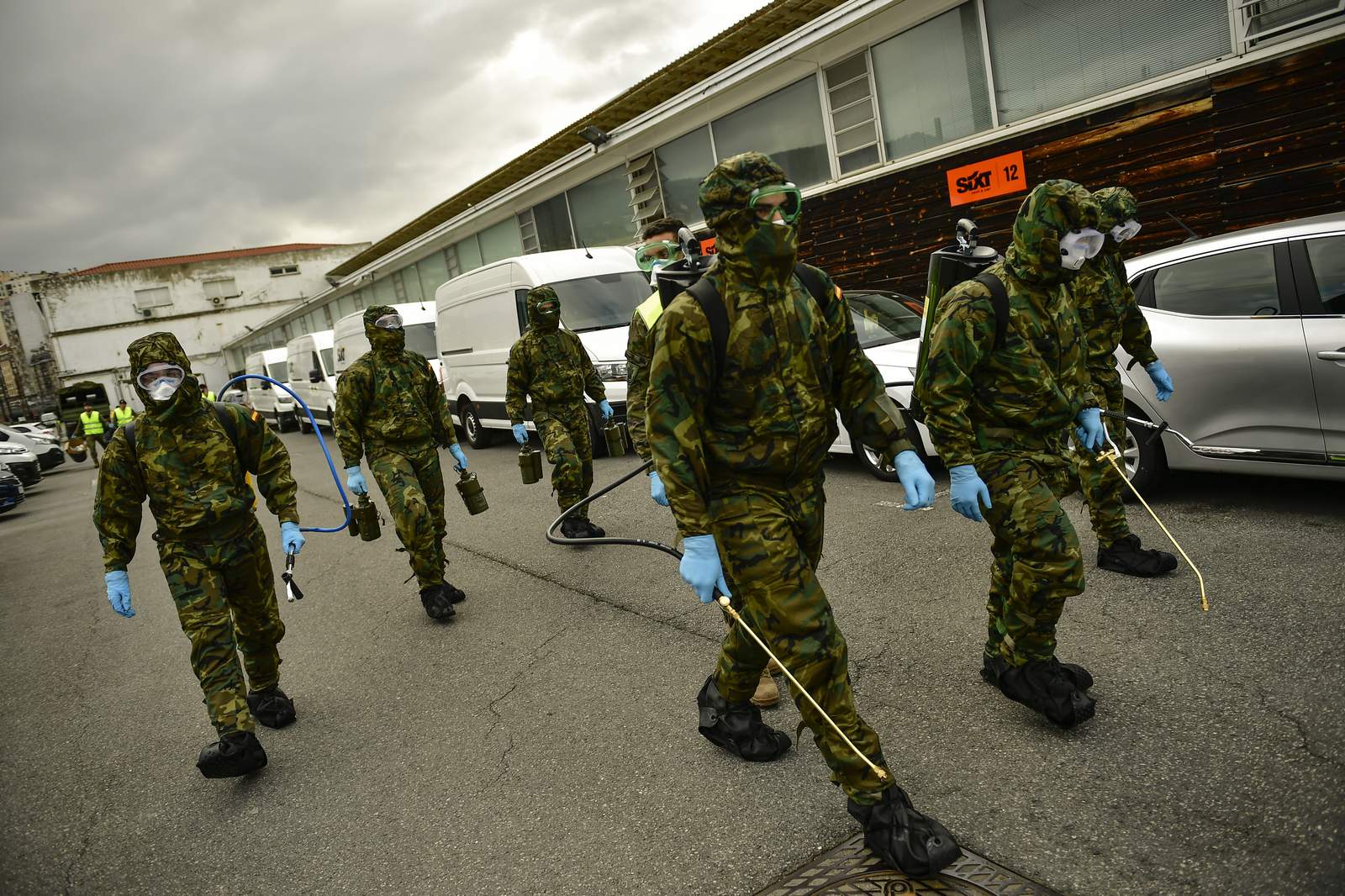 Quân đội phun thuốc khử trùng tại Tây Ban Nha (ảnh: Reuters)