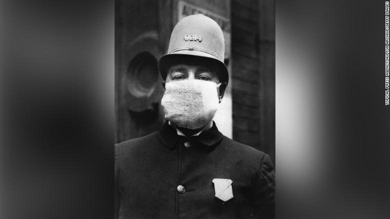 Một cảnh sát Mỹ đeo khẩu trang trong giai đoạn bùng phát cúm Tây Ban Nha năm 1918.