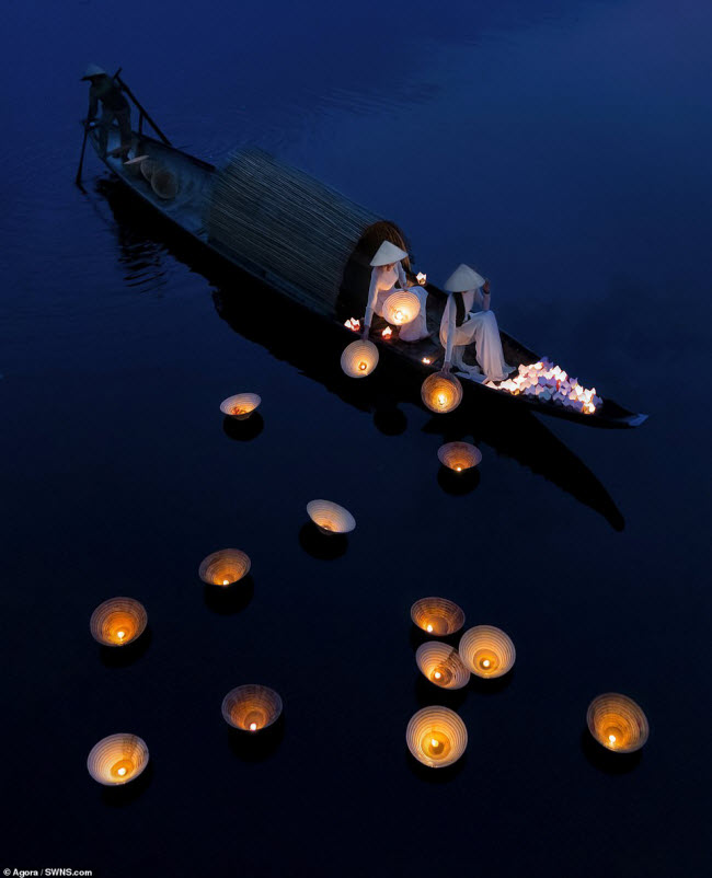 Các thiếu nữ thả đèn hoa đăng vào dịp Tết Nguyên tiêu ở Việt Nam.
