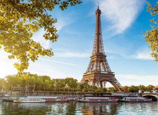 Tháp Eiffel, Pháp: Tòa tháp ở thành phố Paris có một căn hộ bí mật ở trên đỉnh dành cho Gustave Eiffel, người thiết kế công trình này. Khi ông mất, căn nhà bị bỏ hoang trước khi được cải tạo thành nơi tham quan phục vụ du khách.
